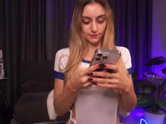 adria-lux from BongaCams