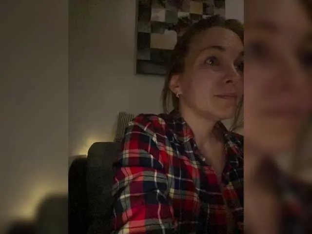 Alisasqrl from BongaCams