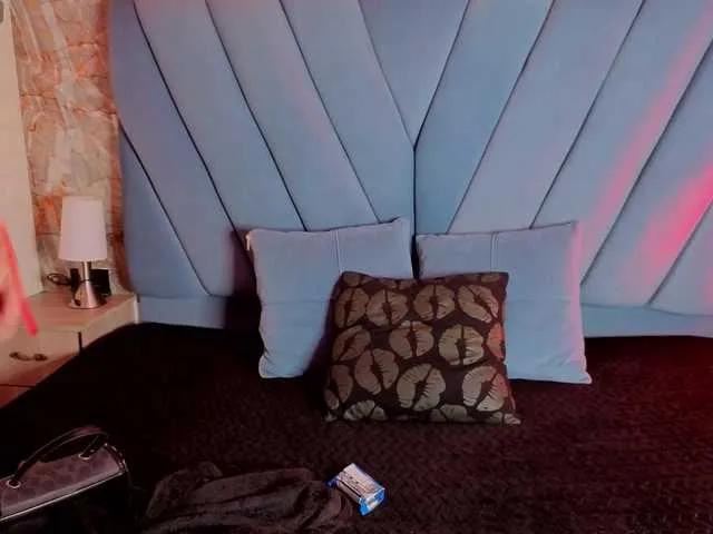 angel-red from BongaCams