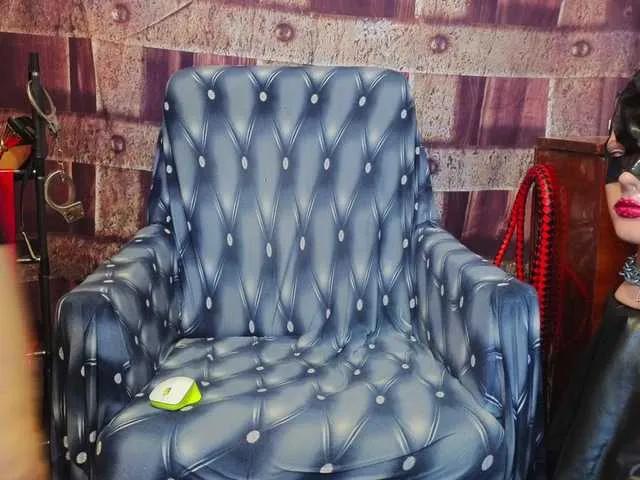 Discover Deluxekinky, she wants to masturbate for you deluxekinky from BongaCams