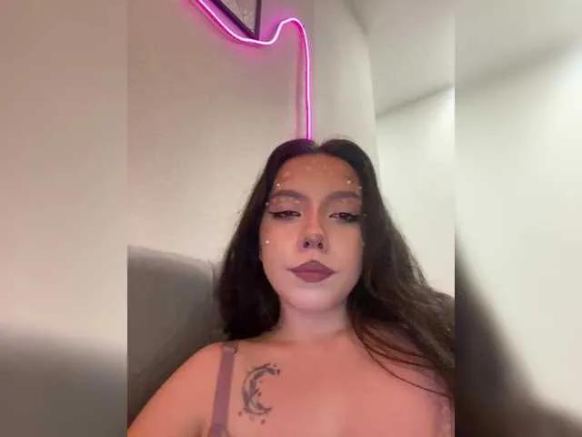ElliLin from BongaCams
