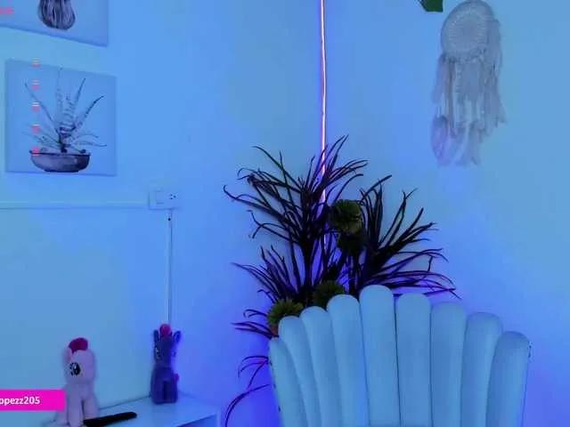 Emylopez from BongaCams