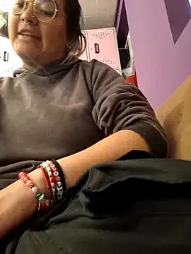 lucky-leah from StripChat